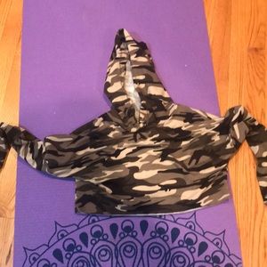 Cute cropped camo hoddie